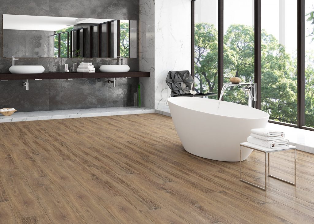 Suelo de madera en el baño
